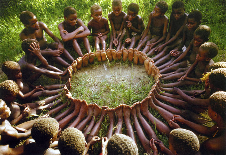 niños africanos formando un círculo con los pies, red social
